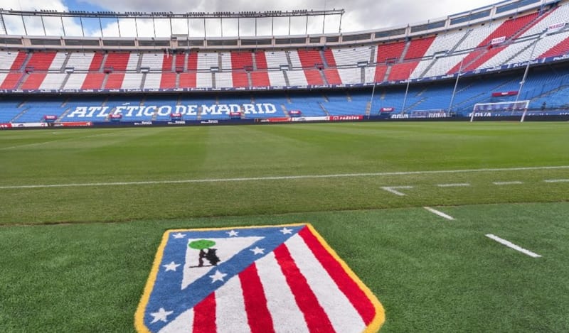 Escudo y campo del Atlético de Madrid