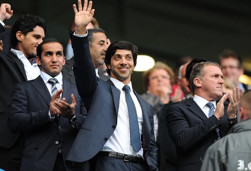 El dueño del Manchester City saludando a la afición