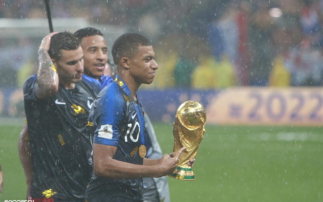 Kylian Mbappé recibiendo la copa del mundo